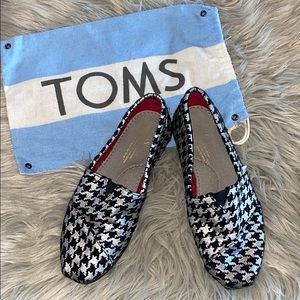 TOMS Slip ons. Women’s size 7. Black and silver